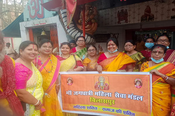 मां  जगधात्री महिला सेवा मंडल बिलासपुर द्वारा कपड़े और खाद्य सामग्री का वितरण