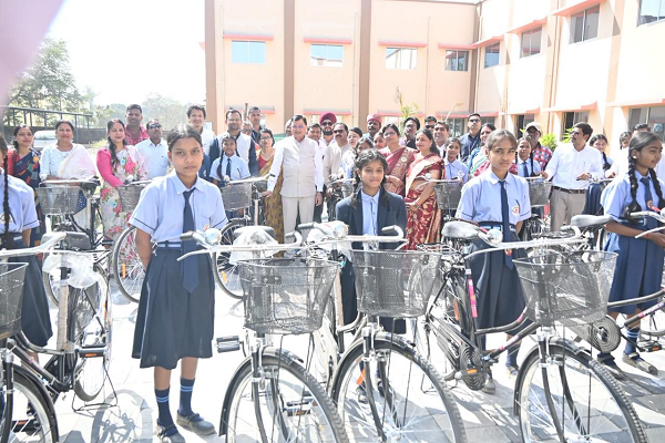 उद्योग मंत्री श्री लखन लाल देवांगन ने छात्राओं को बांटी साइकिल, बोले: खूब पढ़े-खूब बढ़े