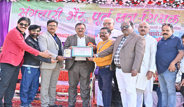 संगवारी भेंट: वर्षों बाद गले मिले गुरु&ndash;शिष्य, स्कूल की दहलीज पर फिर जिए सुनहरे दिन