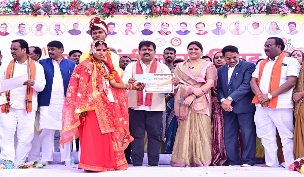 मुख्यमंत्री श्री विष्णुदेव साय सामुहिक विवाह में  वर्चुअल रूप से जुड़कर नव विवाहितों को दिया आशीर्वाद 