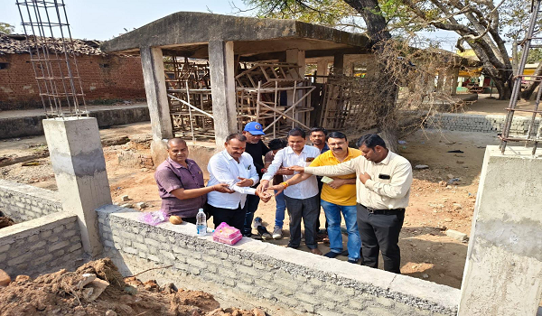 सार्वजनिक शौचालय के लिए भूमि पूजन