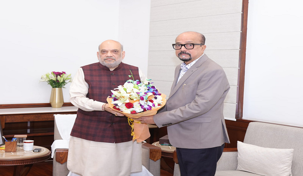 राज्यपाल श्री रमेन डेका ने गृह मंत्री श्री अमित शाह से सौजन्य भेंट की
