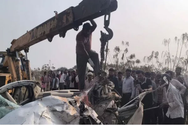 धमतरी में बस-कार की भिड़ंत, CRPF के तीन जवानों समेत 4 की मौत