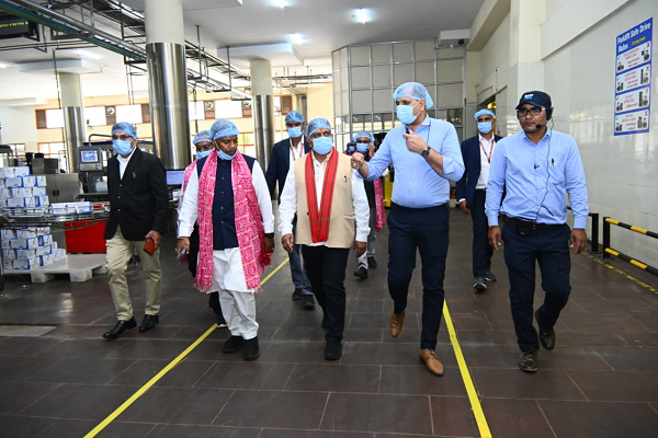 उपमुख्यमंत्री श्री विजय शर्मा एवं वन मंत्री श्री केदार कश्यप ने पशुपालकों एवं बिहान दीदियों के साथ किया आधुनिक डेयरियों का भ्रमण