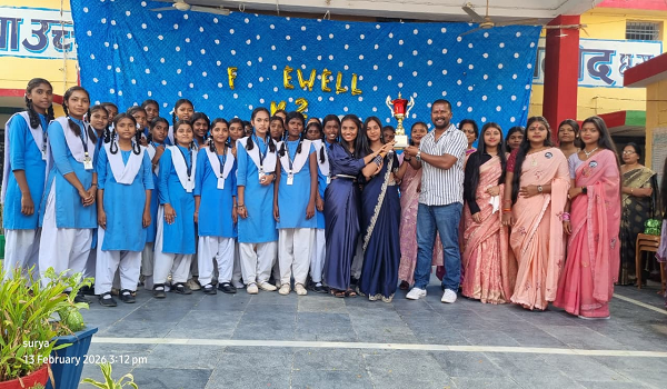 &lsquo;हाउस ऑफ द ईयर&rsquo; कप के साथ खेल सम्मान, बालोद में 12वीं की छात्राओं को भावपूर्ण विदाई