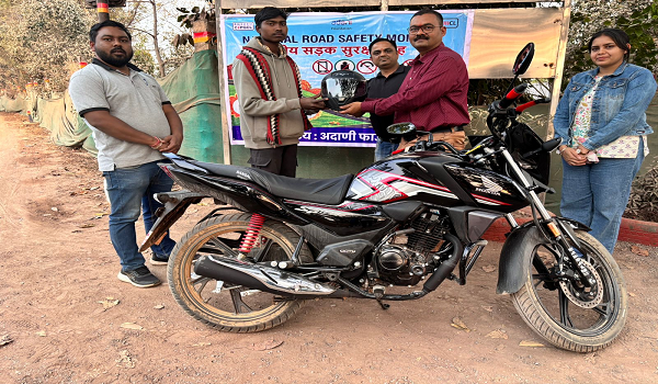 अदाणी फाउंडेशन द्वारा सड़क सुरक्षा माह पर हेलमेट वितरण कार्यक्रम