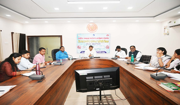 पीएम और जनमन आवासों का प्राथमिकता से निर्माण करवाएं पूरा - कलेक्टर श्री गोपाल वर्मा