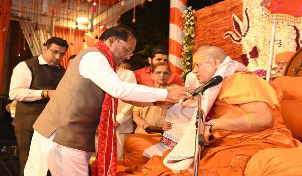 मुख्यमंत्री श्री विष्णु देव साय से निरंजन पीठाधीश्वर महामंडलेश्वर डॉ. स्वामी कैलाशनंद गिरी जी महाराज ने की सौजन्य भेंट