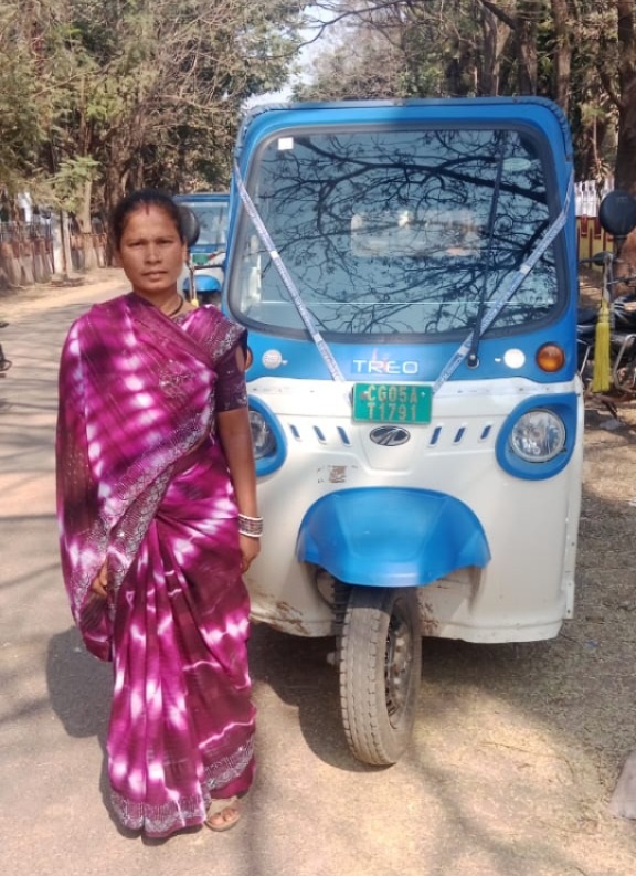 ई-रिक्शा की हेंडिल थामकर चला रही है जीवन की गाड़ी