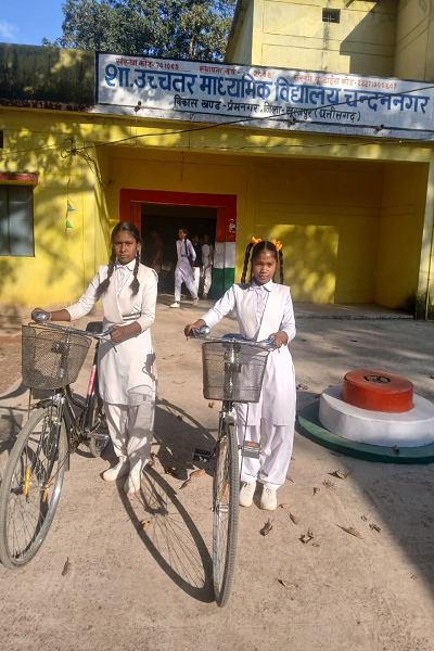 सरस्वती निःशुल्क सायकल योजना से छात्राओं को मिली नई उड़ान