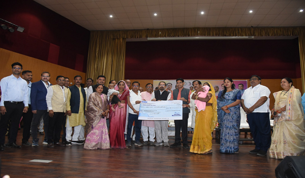 श्रम विभाग की कल्याणकारी योजनाओं का अधिक से अधिक लाभ लेने श्रमिक भाई -बहन बनें जागरूक- राजस्व मंत्री श्री वर्मा