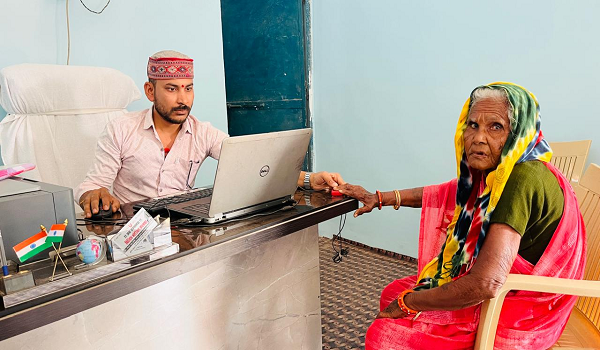  डिजिटल सुविधा केंद्र में 86 वर्षीय भक्तिन राय को अंगूठे के निशान पर मिल रही सुविधाएं