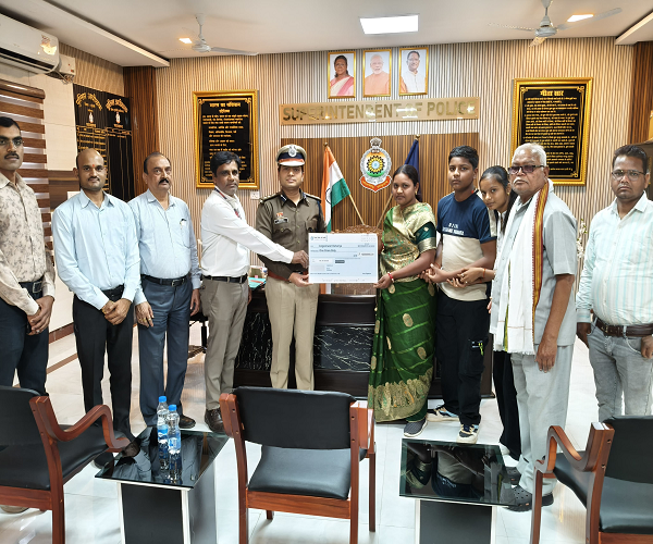 मुंगेली पुलिस एसएसपी ने दिवगंत आरक्षक राकेश डहरिया के परिवार को पुलिस सैलरी पैकेज के तहत आर्थिक सहायता 1 करोड़ रूपये का चेक दिया गया