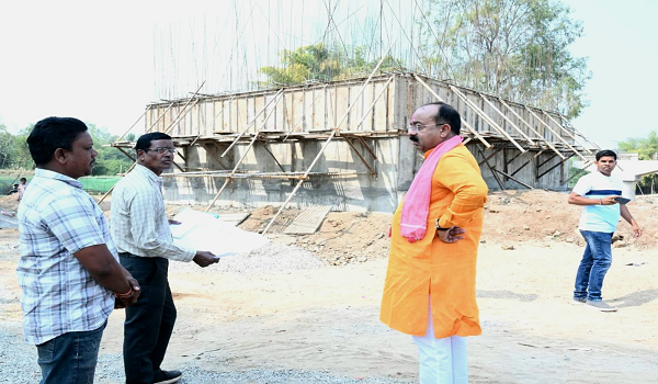 उप मुख्यमंत्री  अरुण साव ने निर्माणाधीन पुल के कार्य का किया औचक निरीक्षण
