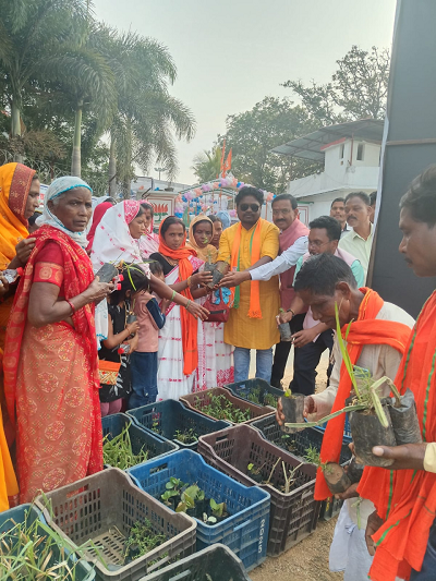 मुख्यमंत्री श्री साय के जन्मदिवस पर पादप बोर्ड द्वारा 2100 औषधीय पौधों का वितरण