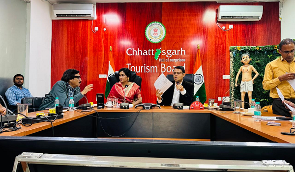 छत्तीसगढ़ फिल्म विकास निगम की अध्यक्ष सुश्री मोना 'सेन की अध्यक्षता में फिल्म पॉलिसी' पर छत्तीसगढ़ पर्यटन बोर्ड में बैठक, सब्सिडी व फिल्म सिटी पर फोकस