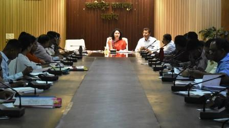 सभी अधिकारियों का मंगलवार व बुधवार को कार्यालय में उपस्थिति अनिवार्य : कलेक्टर मिश्रा