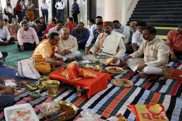 यज्ञभाव से दायित्व, संकल्प से संस्थान: कुलपति आचार्य वाजपेयी की पुनः कार्यारंभ प्रतिज्ञा