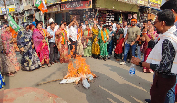 भाजपा महिला मोर्चा का विरोध प्रदर्शन, जमकर नारेबाजी कर किया पुतलादहन