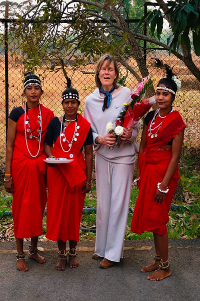 पर्यटन विशेषज्ञ सुश्री किर्सी ने ग्रामीण महिलाओं संग किया महुआ संग्रहण, बस्तर की जैव विविधता और लोकसंस्कृति से हुए अभिभूत