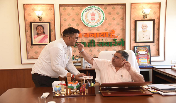 पर्यटन एवं संस्कृति मंत्री श्री राजेश अग्रवाल के निज सहायक श्री कौस्तुभ पांडेय को डॉ. सी.वी. रमन विश्वविद्यालय से पीएचडी की उपाधि