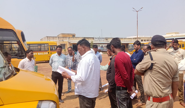 संयुक्त चेकिंग के दौरान जिले में संचालित 26 स्कूली बसों का किया गया निरीक्षण।