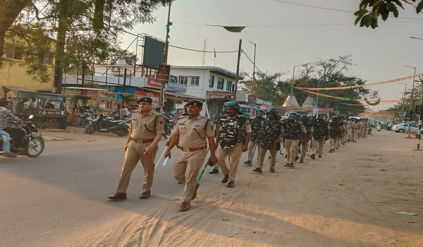गरियाबंद पुलिस की सुरक्षा व्यवस्था चाक-चौबंद, होली त्योहार के मद्देनजर शांति और कानून व्यवस्था बनाए रखने के लिए जिले भर में निकाला गया फ्लैग मार्च।
