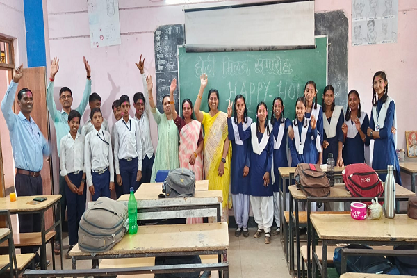 शासकीय हाई स्कूल गोंडपारा अभनपुर में होली मिलन समारोह का आयोजन