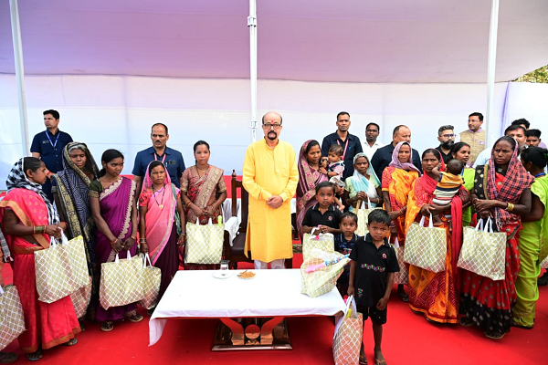 बैगा-बिरहोर आदिवासियों के गांव पहुंचे राज्यपाल, योजनाओं का जाना हाल