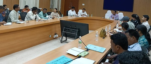 राजस्व निरीक्षकों एवं पटवारियों की मासिक समीक्षा बैठक संपन्न