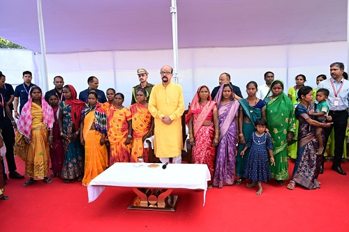 बैगा-बिरहोर आदिवासियों के गांव पहुंचे राज्यपाल, योजनाओं का जाना हाल