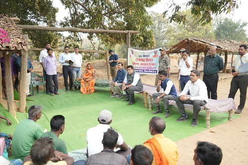 मैं कलेक्टर हूँ, आपकी समस्याएँ सुनने आया हूँ