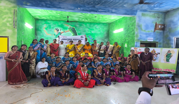 अंतर्राष्ट्रीय महिला दिवस व होली मिलन समारोह में महिलाओं का सम्मान,स्वावलंबी महिला विकास समिति, गायत्री परिवार व पतंजलि योग समिति का संयुक्त आयोजन