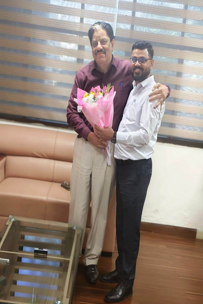 राज्य नीति आयोग के उपाध्यक्ष गणेश शंकर मिश्रा से मुख्यमंत्री के सलाहकार डॉ. धीरेंद्र तिवारी की सौजन्य भेंट