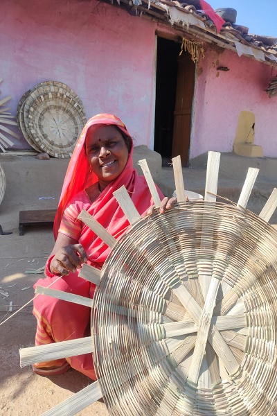 महतारी वंदन योजना ने श्यामा बाई की बदली किस्मत बांसशिल्प कला को निखारने में मिल रही मदद, आजीविका का भी हो रहा विस्तार