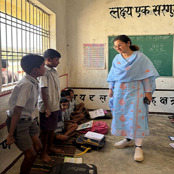 भरी दोपहरी गांवों में पहुंचीं कलेक्टर, स्कूल-आंगनवाड़ी का किया औचक निरीक्षण&rsquo;