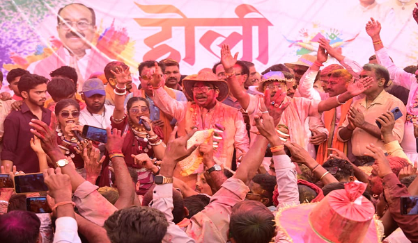 लोरमी में उप मुख्यमंत्री अरुण साव ने परिवारजनों के साथ खेली खुशियों की होली