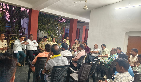 नगर के यातायात व्यवस्था को लेकर विश्राम गृह में सर्वदलीय बैठक