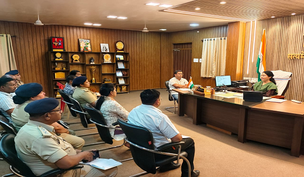 सड़क दुर्घटनाओं पर प्रभावी नियंत्रण और यातायात व्यवस्था को सुदृढ़ बनाने कलेक्टर श्रीमती मिश्रा ने ली बैठक