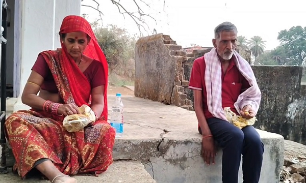 गोरखनाथ को मिलेगा न्याय? आश्रम से निकाले गए वृद्ध दंपति ने लगाई न्याय की गुहार