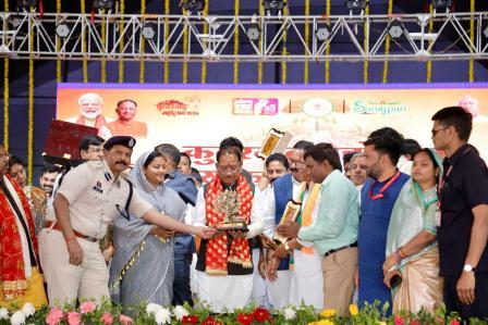 नवरात्रि पर माँ कुदरगढ़ी धाम पहुंचे मुख्यमंत्री, प्रदेश की खुशहाली की कामना