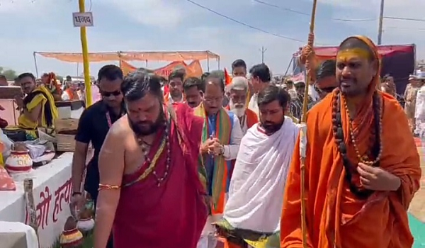 मुख्यमंत्री श्री विष्णु देव साय कबीरधाम जिले के ग्राम जुनवानी नर्मदा धाम में आयोजित पंच कुंडीय श्री रुद्र महायज्ञ एवं श्री शिव महापुराण कथा में शामिल हुए