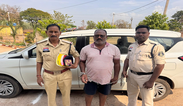 गरियाबंद पुलिस द्वारा 09 लाख रूपये के हीरा के साथ कालाहाण्डी उड़ीसा के हीरा तस्कर को किया गया गिरफ्तार।