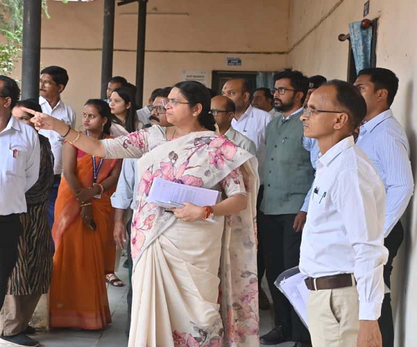 जिले की प्रभारी सचिव आर. संगीता ने ली जिला स्तरीय अधिकारियों की समीक्षा बैठक शासन की योजनाओं का गंभीरतापूर्वक करें क्रियान्वयन: श्रीमती संगीता योजनाओं का समयबद्ध क्रियान्वयन सुनिश्चित करने के निर्देश गरियाबंद जिले में विकास कार्यों की प्रगति की समीक्षा