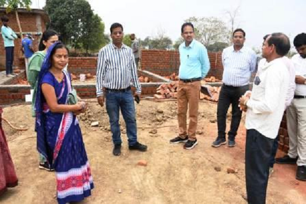 कलेक्टर डॉ. संजय कन्नौजे ने ग्राम छोटे लेंधरा का किया औचक निरीक्षण