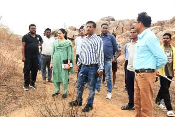 किसानों की समस्या सुन, तालाब निरीक्षण करने पैदल गए कलेक्टर डॉ संजय कन्नौजे