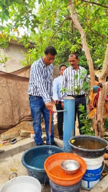 भद्रा रीवापार समूह जलप्रदाय योजना के फील्ड पर उतरे कलेक्टर डॉ संजय कन्नौजे