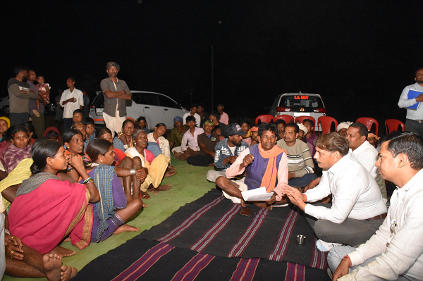 कलेक्टर ने सुदूर वनांचल ग्राम भुरसीपकरी में लगाई रात्रि चौपाल