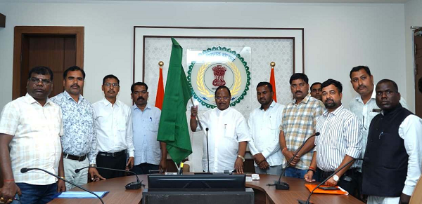 मंत्री श्री नेताम ने बलरामपुर जिले के लिए वर्चुअल रूप से 9 नई एम्बुलेंस को दिखाई हरी झंडी