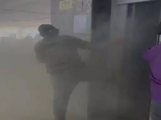 अपार्टमेंट की लिफ्ट में लगी आग, सिक्योरिटी गार्ड की तत्परता से बड़ा हादसा टला